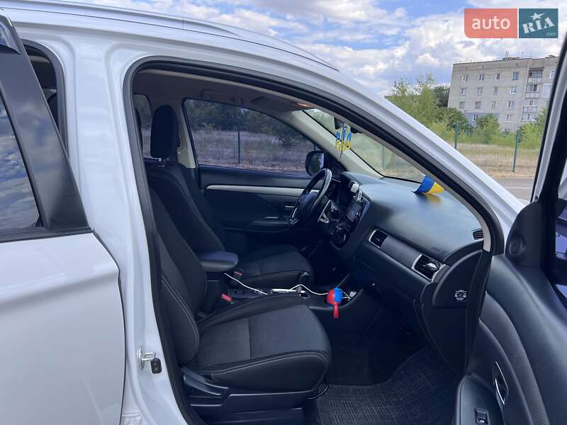 Внедорожник / Кроссовер Mitsubishi Outlander 2016 в Вознесенске