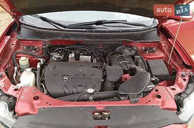 Внедорожник / Кроссовер Mitsubishi Outlander 2013 в 