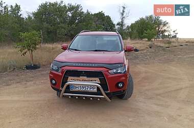 Внедорожник / Кроссовер Mitsubishi Outlander 2013 в 