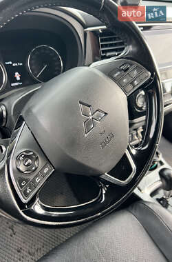 Внедорожник / Кроссовер Mitsubishi Outlander 2016 в 