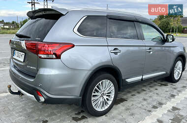 Внедорожник / Кроссовер Mitsubishi Outlander 2016 в 