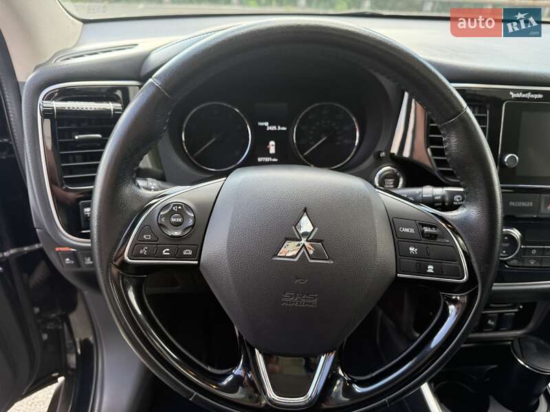 Внедорожник / Кроссовер Mitsubishi Outlander 2016 в Киеве