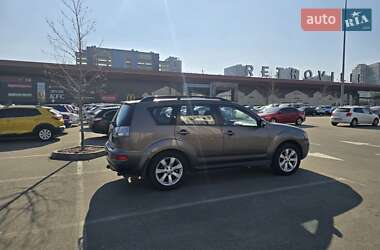 Внедорожник / Кроссовер Mitsubishi Outlander 2012 в 