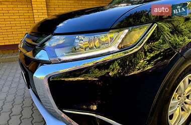 Внедорожник / Кроссовер Mitsubishi Outlander 2016 в 