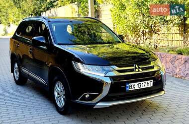 Внедорожник / Кроссовер Mitsubishi Outlander 2016 в 