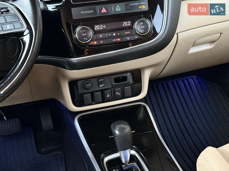 Внедорожник / Кроссовер Mitsubishi Outlander 2017 в Киеве