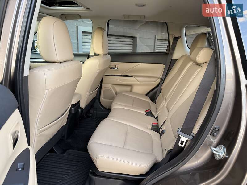 Внедорожник / Кроссовер Mitsubishi Outlander 2017 в Киеве