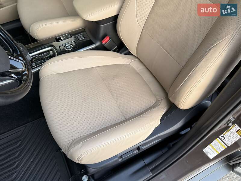 Внедорожник / Кроссовер Mitsubishi Outlander 2017 в Киеве