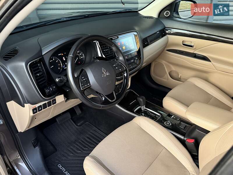 Внедорожник / Кроссовер Mitsubishi Outlander 2017 в Киеве