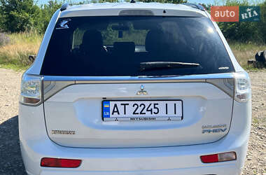 Внедорожник / Кроссовер Mitsubishi Outlander 2014 в 