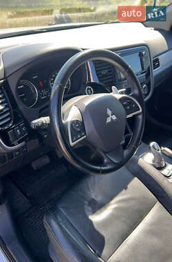 Внедорожник / Кроссовер Mitsubishi Outlander 2014 в 