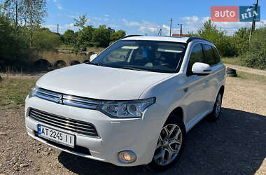 Внедорожник / Кроссовер Mitsubishi Outlander 2014 в 