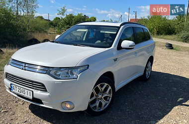 Внедорожник / Кроссовер Mitsubishi Outlander 2014 в 