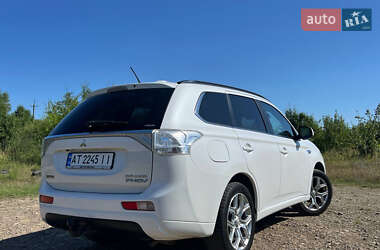 Внедорожник / Кроссовер Mitsubishi Outlander 2014 в 