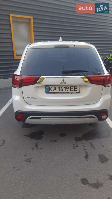 Внедорожник / Кроссовер Mitsubishi Outlander 2021 в Киеве