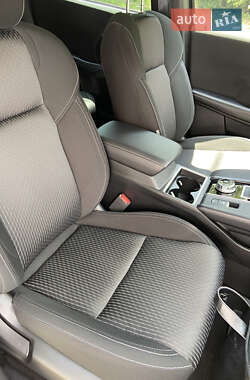 Внедорожник / Кроссовер Mitsubishi Outlander 2022 в 