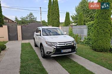 Внедорожник / Кроссовер Mitsubishi Outlander 2016 в 