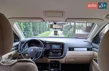 Внедорожник / Кроссовер Mitsubishi Outlander 2016 в 