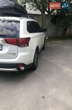Внедорожник / Кроссовер Mitsubishi Outlander 2015 в 