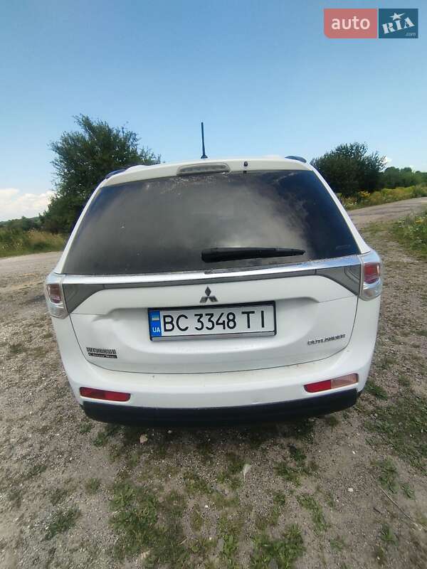 Внедорожник / Кроссовер Mitsubishi Outlander 2012 в Новояворовске