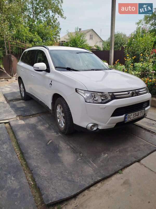 Внедорожник / Кроссовер Mitsubishi Outlander 2012 в Новояворовске