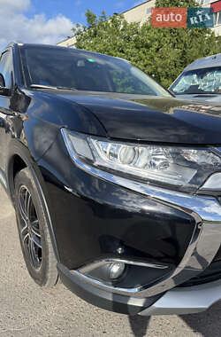 Внедорожник / Кроссовер Mitsubishi Outlander 2016 в 