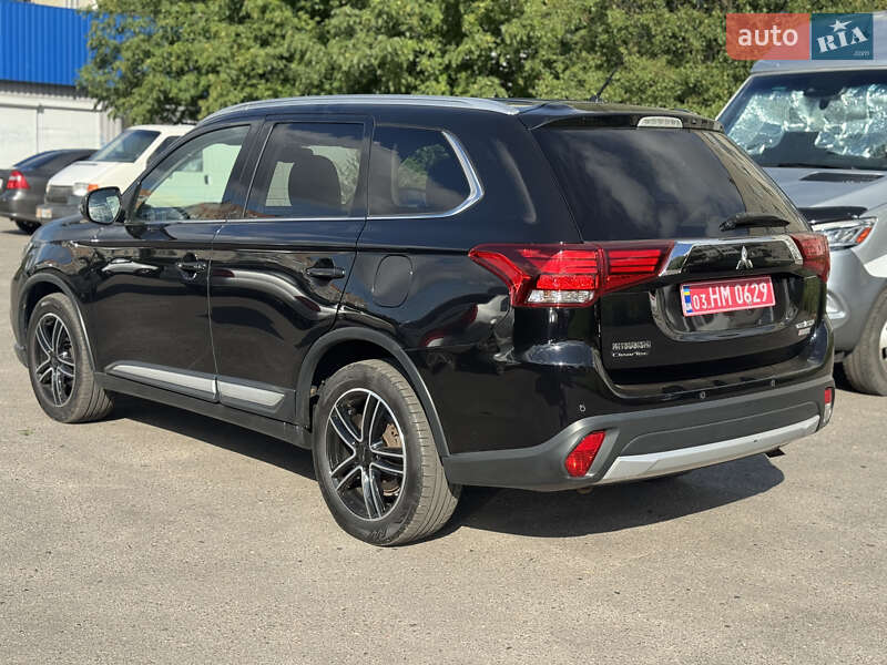 Внедорожник / Кроссовер Mitsubishi Outlander 2016 в Сумах