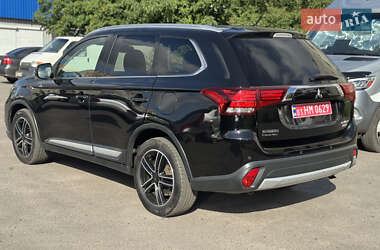 Внедорожник / Кроссовер Mitsubishi Outlander 2016 в 