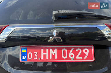 Внедорожник / Кроссовер Mitsubishi Outlander 2016 в 