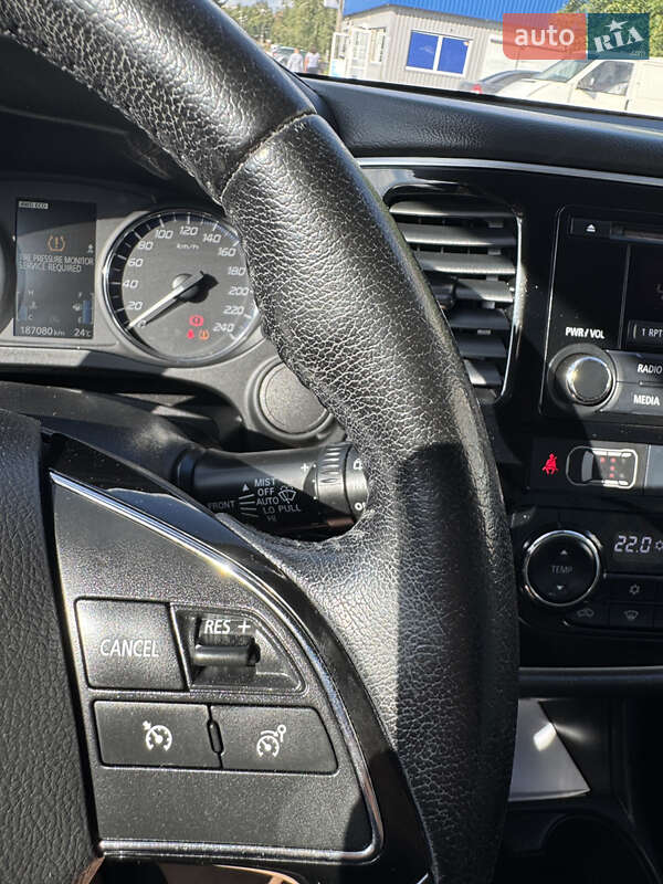 Внедорожник / Кроссовер Mitsubishi Outlander 2016 в Сумах