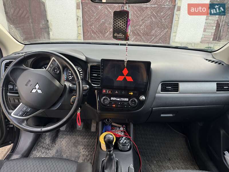 Внедорожник / Кроссовер Mitsubishi Outlander 2013 в Скале-Подольской