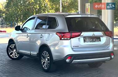 Внедорожник / Кроссовер Mitsubishi Outlander 2017 в 
