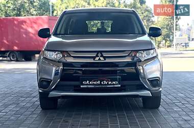 Внедорожник / Кроссовер Mitsubishi Outlander 2017 в 