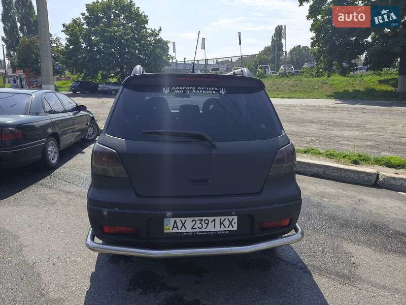 Позашляховик / Кросовер Mitsubishi Outlander 2004 в Харкові