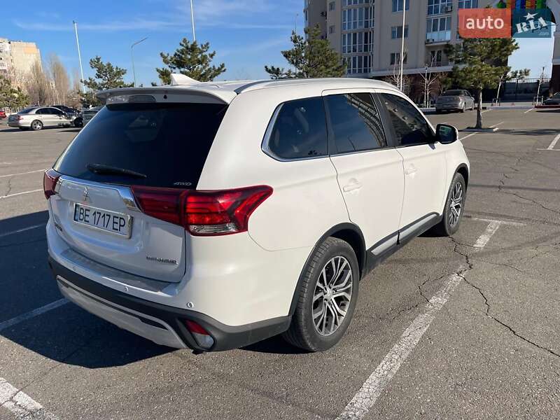 Внедорожник / Кроссовер Mitsubishi Outlander 2017 в Николаеве