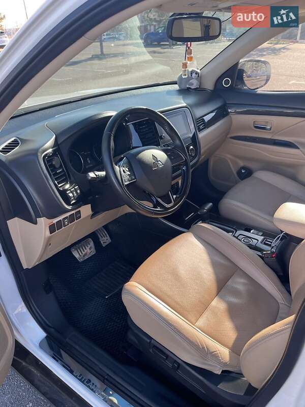 Внедорожник / Кроссовер Mitsubishi Outlander 2017 в Николаеве