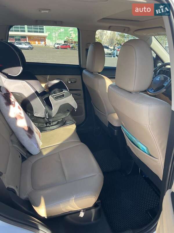 Внедорожник / Кроссовер Mitsubishi Outlander 2017 в Николаеве