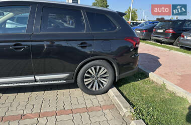 Внедорожник / Кроссовер Mitsubishi Outlander 2019 в 
