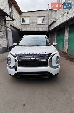 Внедорожник / Кроссовер Mitsubishi Outlander 2022 в 