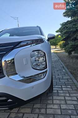 Внедорожник / Кроссовер Mitsubishi Outlander 2023 в 