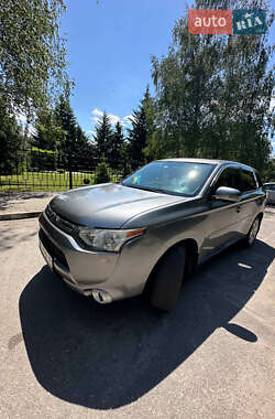 Внедорожник / Кроссовер Mitsubishi Outlander 2013 в 