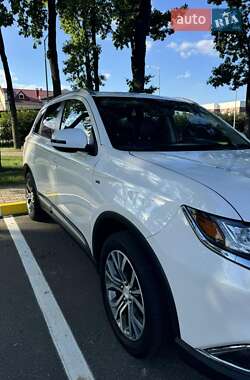 Позашляховик / Кросовер Mitsubishi Outlander 2017 в Києві