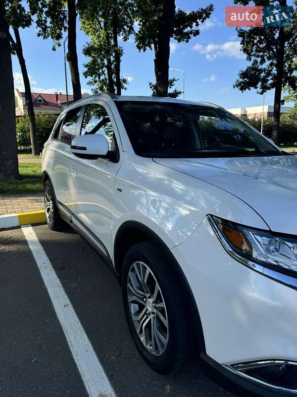 Внедорожник / Кроссовер Mitsubishi Outlander 2017 в Киеве