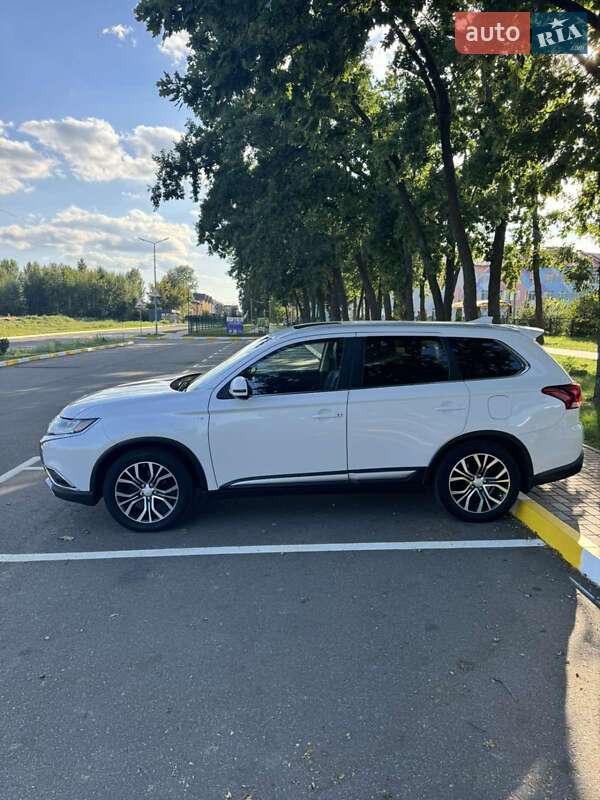 Внедорожник / Кроссовер Mitsubishi Outlander 2017 в Киеве