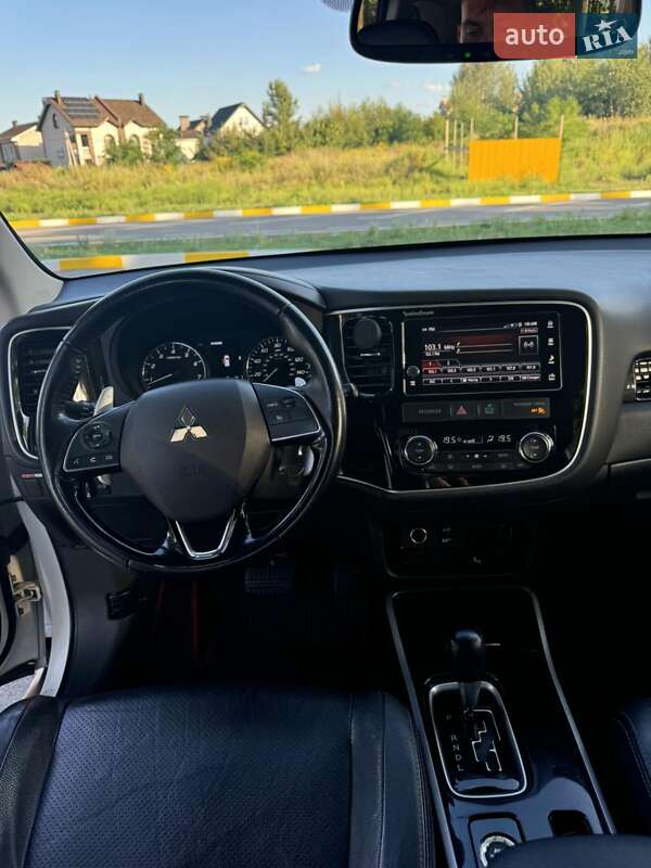 Внедорожник / Кроссовер Mitsubishi Outlander 2017 в Киеве