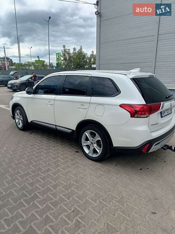 Позашляховик / Кросовер Mitsubishi Outlander 2021 в Житомирі