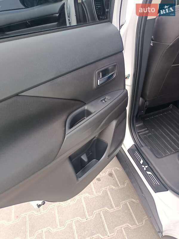 Позашляховик / Кросовер Mitsubishi Outlander 2021 в Житомирі