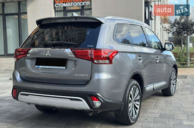 Внедорожник / Кроссовер Mitsubishi Outlander 2019 в 