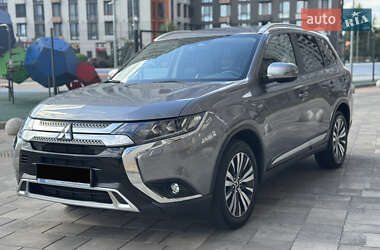 Внедорожник / Кроссовер Mitsubishi Outlander 2019 в 