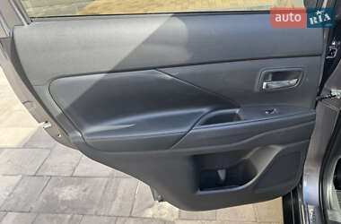 Внедорожник / Кроссовер Mitsubishi Outlander 2019 в 